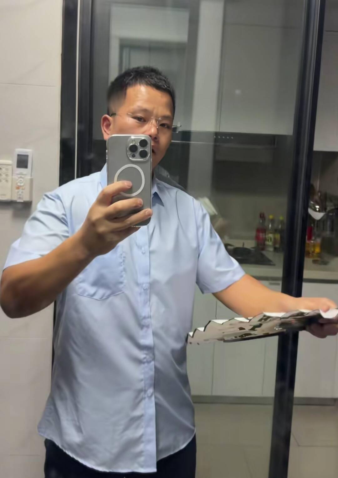 皇冠登录地址_男子手拿折扇逛街却被看成持刀皇冠登录地址，被路人踹倒抓进派出所，当事人：至今都是蒙的