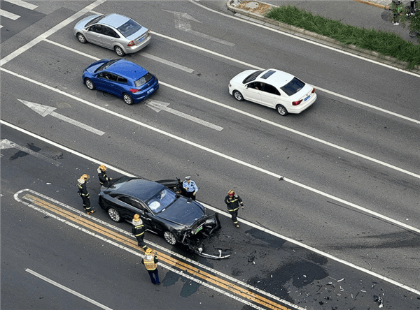 皇冠信用网如何申请_陈震谈劳斯莱斯车祸后续:对方为网约车皇冠信用网如何申请,已联系到伤者家属,会全力支付应该负担的赔偿