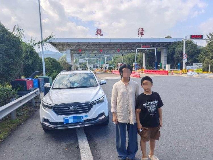 如何申请皇冠信用網_离谱!妈妈让儿子高速下车路边方便如何申请皇冠信用網,解决完后跟随车流跑回来找她