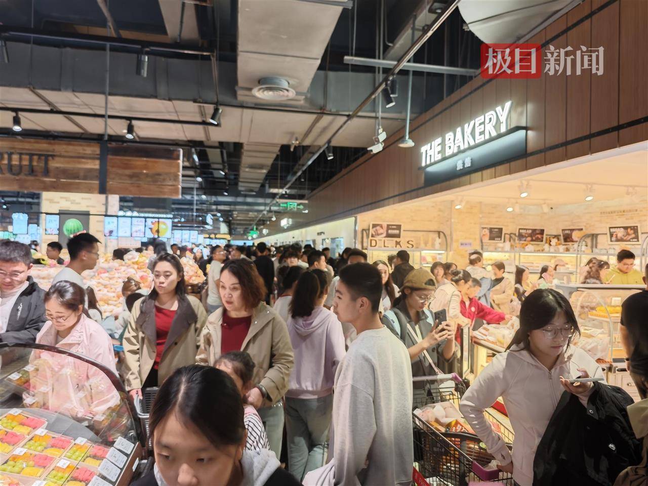 皇冠信用網賬號_中秋夜的新乡胖东来能有多少人?多个收银口排起长队皇冠信用網賬號,有顾客举着购物篮在人群中穿行