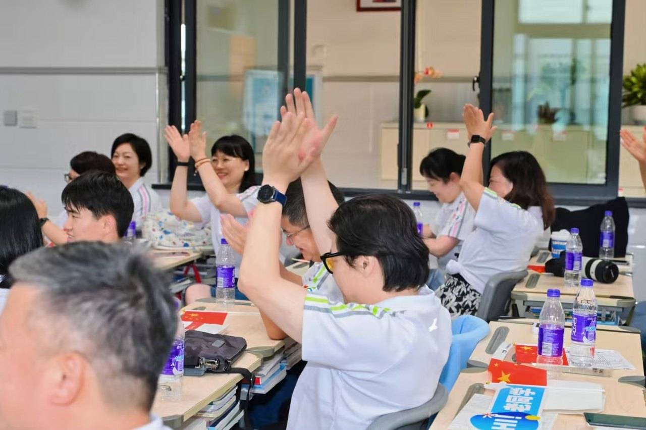 皇冠2登录welcome_那个让老师骄傲的“调皮”班级！30年同学聚会皇冠2登录welcome，还伴有一封来自贵州的感谢信