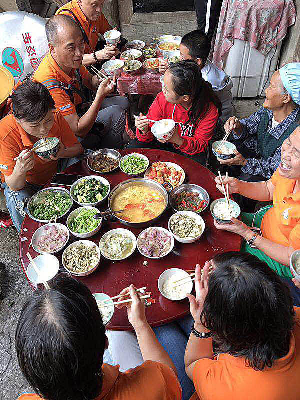 皇冠2登录welcome_那个让老师骄傲的“调皮”班级！30年同学聚会皇冠2登录welcome，还伴有一封来自贵州的感谢信