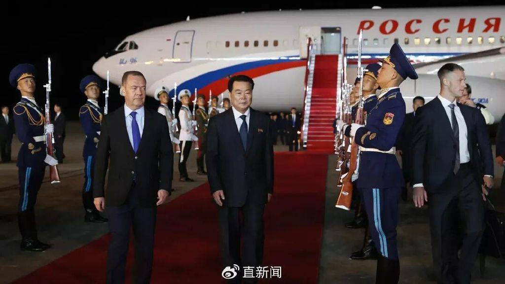 皇冠信用网账号申请_梅德韦杰夫抵朝鲜时发帖：朋友依然相伴皇冠信用网账号申请，敌人则瑟缩颤抖