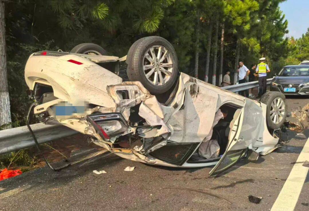 皇冠信用网在线注册_“我撒谎天打雷劈!”男子高速突然强行变道致翻车皇冠信用网在线注册,反诬赖对方