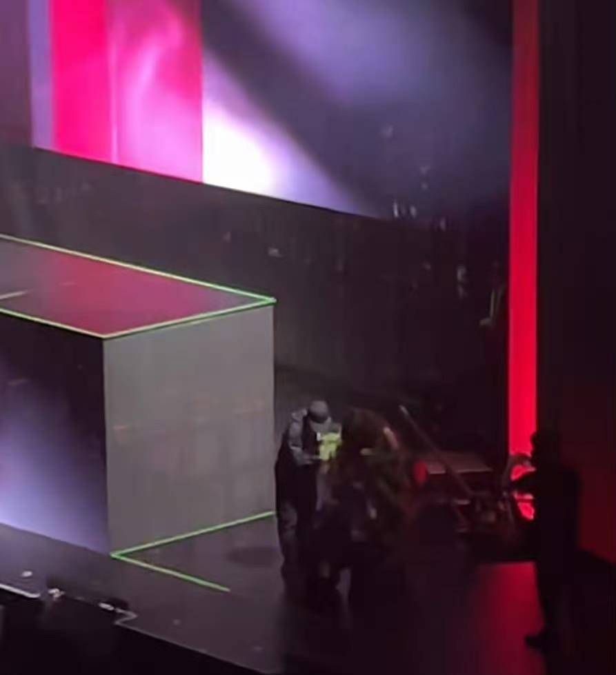 如何找当地皇冠代理
_张靓颖西安演唱会从两米高升降台跌落如何找当地皇冠代理
,爬起后依然能继续演唱,当天是她41岁生日