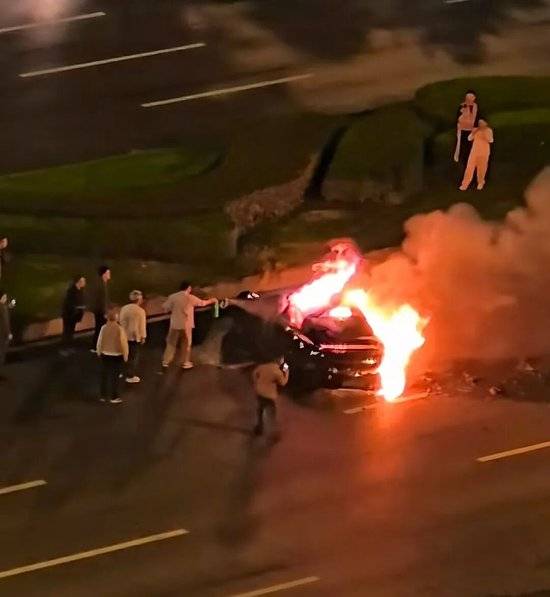 皇冠信用网在线申请
_小米SU7碰撞后爆燃皇冠信用网在线申请
,多人救援未果,驾驶员不幸遇难