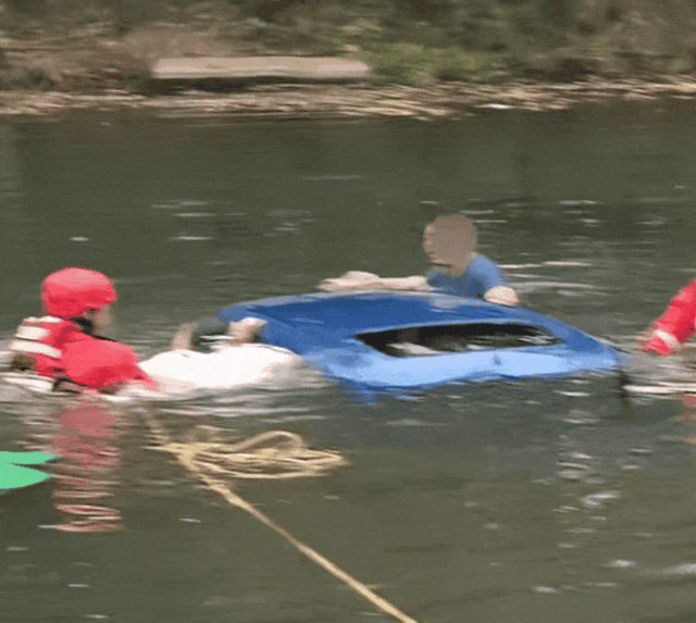 怎么开皇冠信用網
_女儿被困坠河车内怎么开皇冠信用網
,父亲借渔网撬门救女,关键时刻......