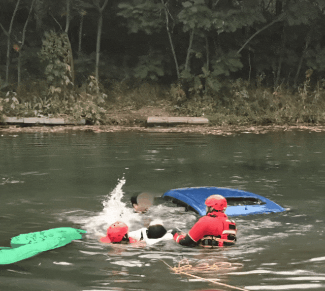 怎么开皇冠信用網
_女儿被困坠河车内怎么开皇冠信用網
,父亲借渔网撬门救女,关键时刻......