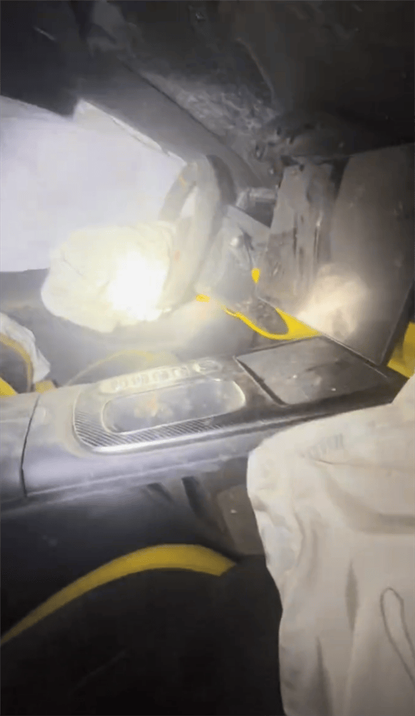 皇冠信用網在线开户
_新疆一小米SU7 Ultra飞坡10多米翻滚多圈!车主发文:门能开皇冠信用網在线开户
,没起火