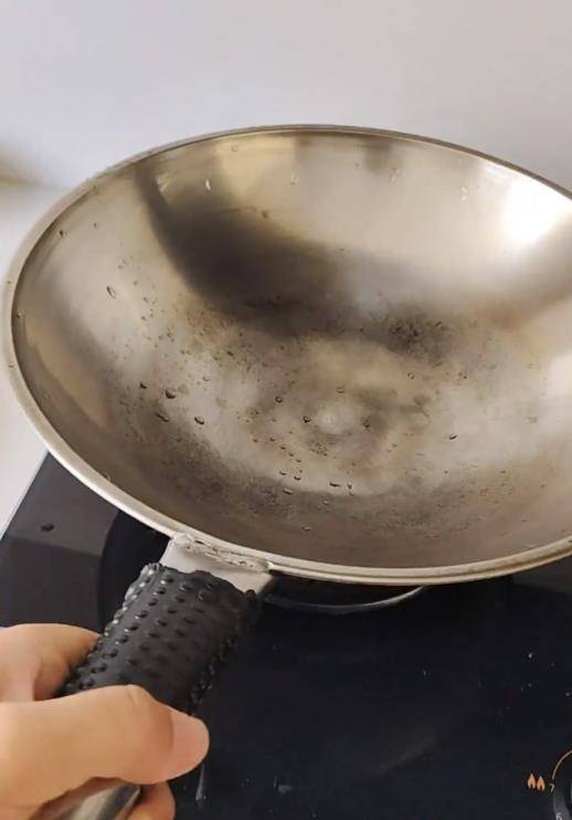 世界杯信用网怎么注册_铁锅用了二三十年仍不粘不锈世界杯信用网怎么注册，女子在线寻厂家想“再买一个”，厂家称已停产