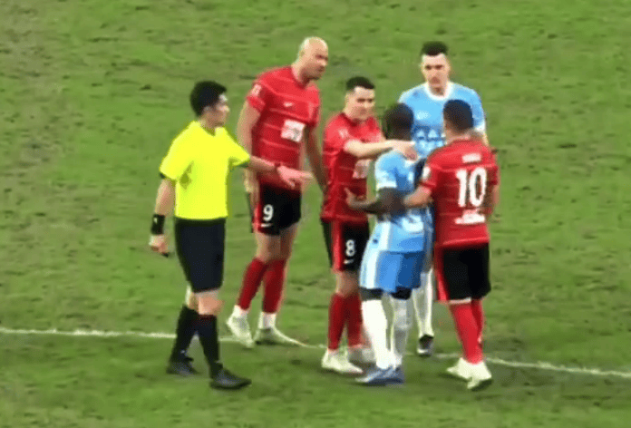 hga050怎么注册_重罚hga050怎么注册？曝河南队外援阿奇姆彭遭球迷种族歧视 辱骂+竖中指