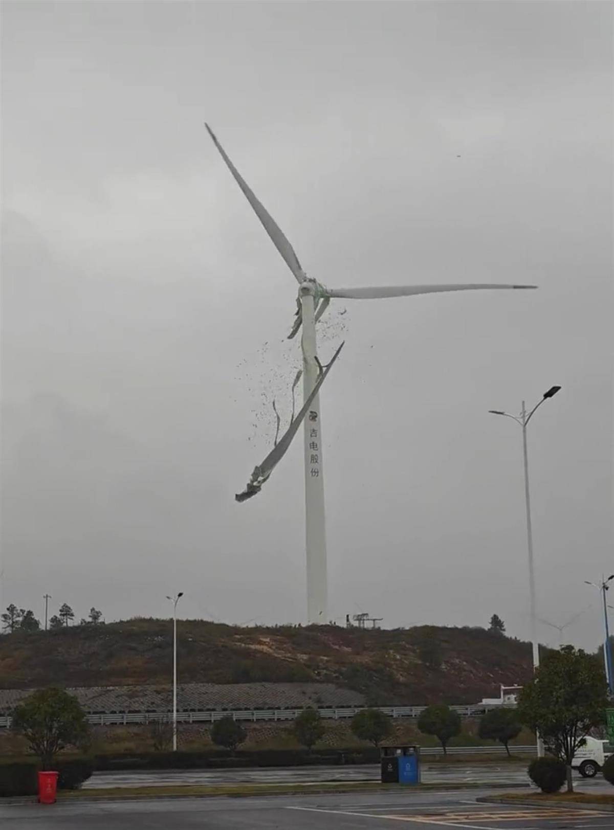 皇冠信用平台出租出售
_九江一架风力发电机叶片空中断裂皇冠信用平台出租出售
,目击者称“玻璃纤维满天飞”,当地:正在处理