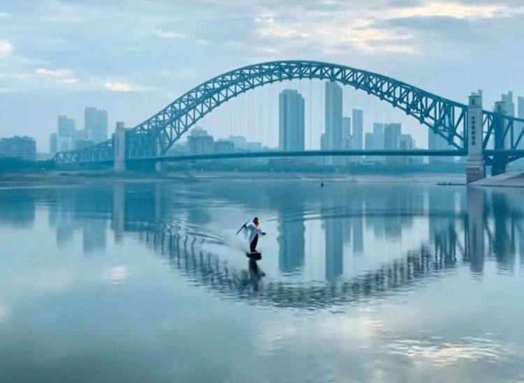 世界杯皇冠平台
_武汉姑娘“水上漂”走红世界杯皇冠平台
,网友:哪里来的女侠?