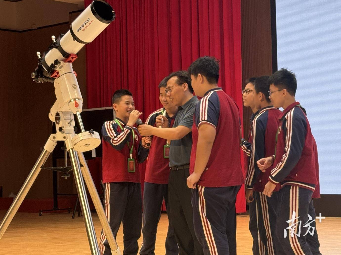 Hga050
_1500名青少年筑梦星空Hga050
,第八届湾区青少年天文嘉年华启幕