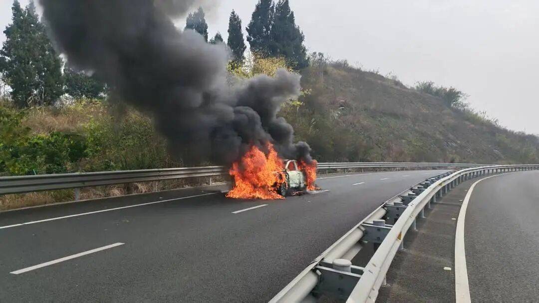 孟菲斯灰熊vs波士顿凯尔特人
_四川高速上一汽车突发自燃!车内两人闻到异味后果断弃车孟菲斯灰熊vs波士顿凯尔特人
,成功逃生