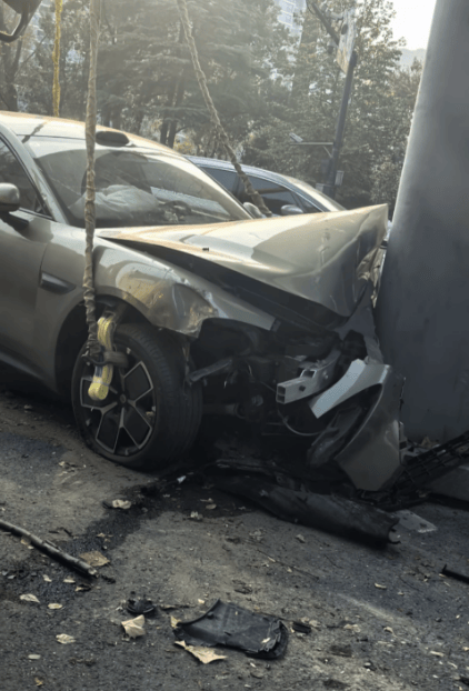 皇冠信用在线注册_小米SU7行驶中被突然变道的面包车“挤”进绿化带皇冠信用在线注册，撞上桥墩，车头损毁严重