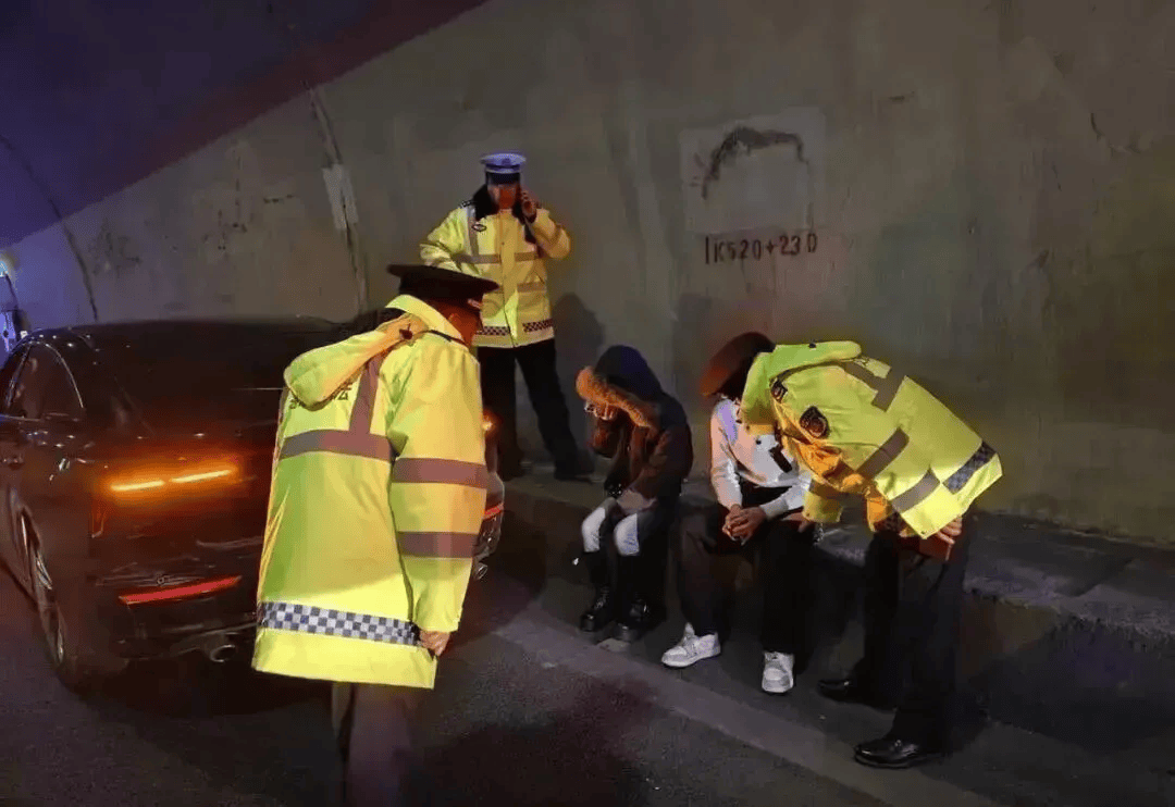 克拉斯诺达尔 vs 阿克伦_高速上刹车失灵！小轿车时速115狂奔490公里克拉斯诺达尔 vs 阿克伦，司机4个半小时高度紧张，下车后浑身发抖无法说话