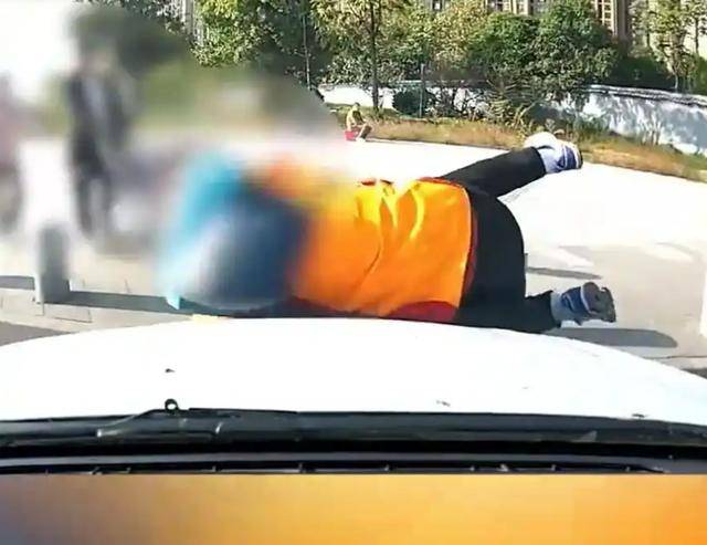 德国甲组联赛_陕西一女子开车时德国甲组联赛，丈夫全程焦急喊“点刹车”，仍操作不当撞上骑行者致其死亡，交警披露事故细节