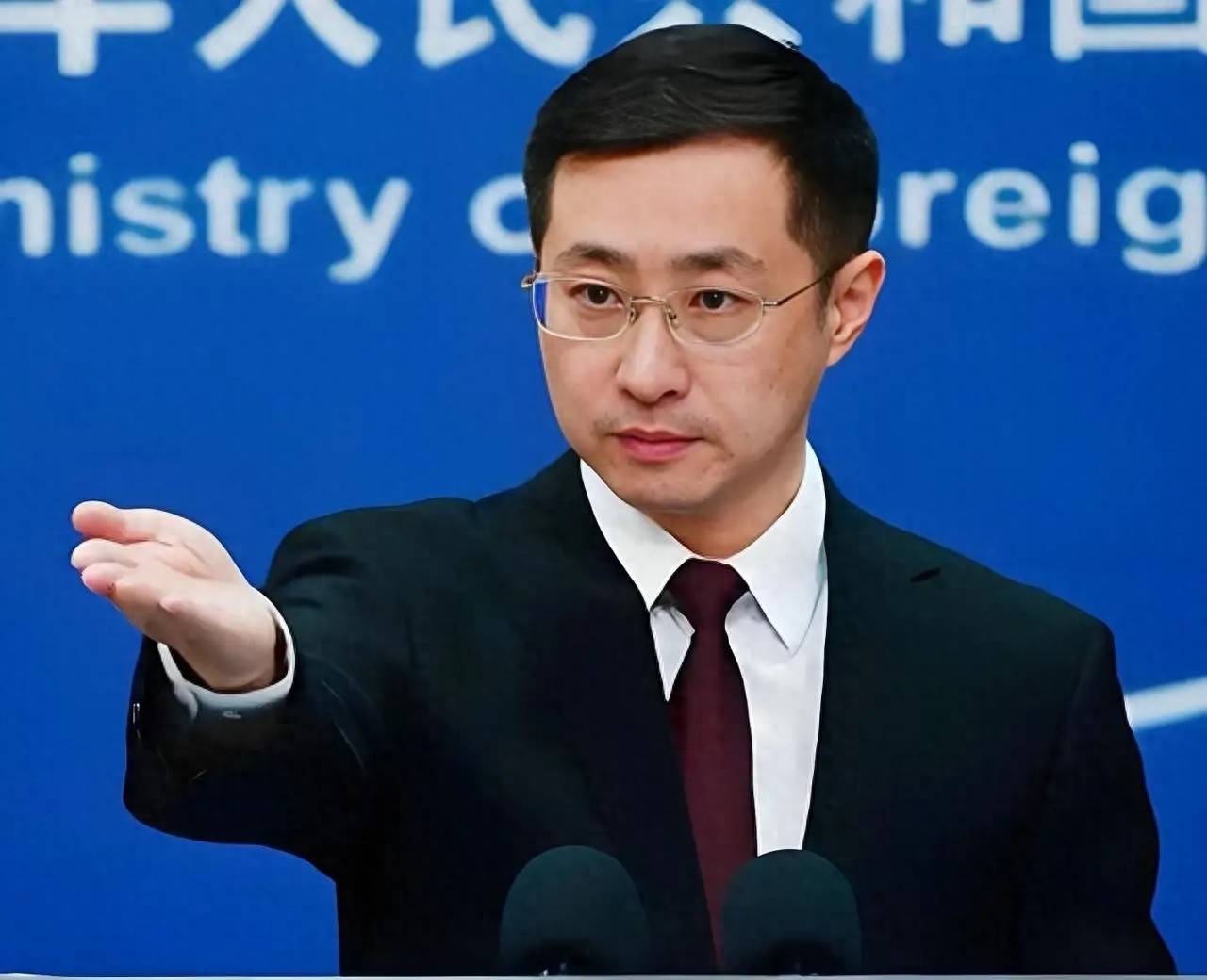 谢周三 vs 布里斯托城_泽连斯基破翻脸比翻书快谢周三 vs 布里斯托城，乌克兰即将发出新制裁令，包括中国公民？中方措辞严厉