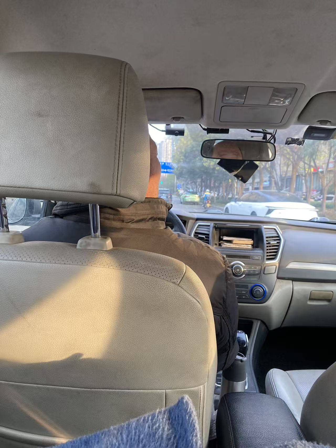 玻利维亚职业联赛_西安一的哥只用英文和乘客交流玻利维亚职业联赛，乘客：他锻炼口语想出国旅行，网友：有梦想谁都了不起