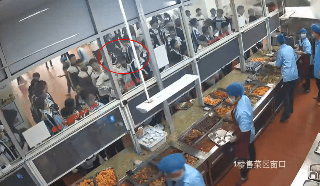 皇冠信用网会员开户_厦门16岁女生在学校食堂排队时突然倒地心脏骤停皇冠信用网会员开户,三名教师接力心肺复苏,并用AED急救,女生暂脱离危险;校长:上个月刚培训了AED