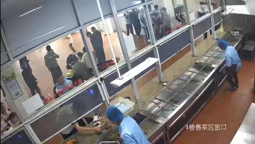 皇冠信用网会员开户_厦门16岁女生在学校食堂排队时突然倒地心脏骤停皇冠信用网会员开户,三名教师接力心肺复苏,并用AED急救,女生暂脱离危险;校长:上个月刚培训了AED