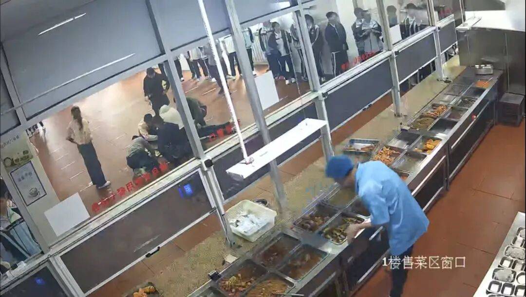 皇冠信用网会员开户_厦门16岁女生在学校食堂排队时突然倒地心脏骤停皇冠信用网会员开户,三名教师接力心肺复苏,并用AED急救,女生暂脱离危险;校长:上个月刚培训了AED