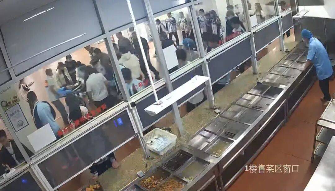 皇冠信用网会员开户_厦门16岁女生在学校食堂排队时突然倒地心脏骤停皇冠信用网会员开户,三名教师接力心肺复苏,并用AED急救,女生暂脱离危险;校长:上个月刚培训了AED