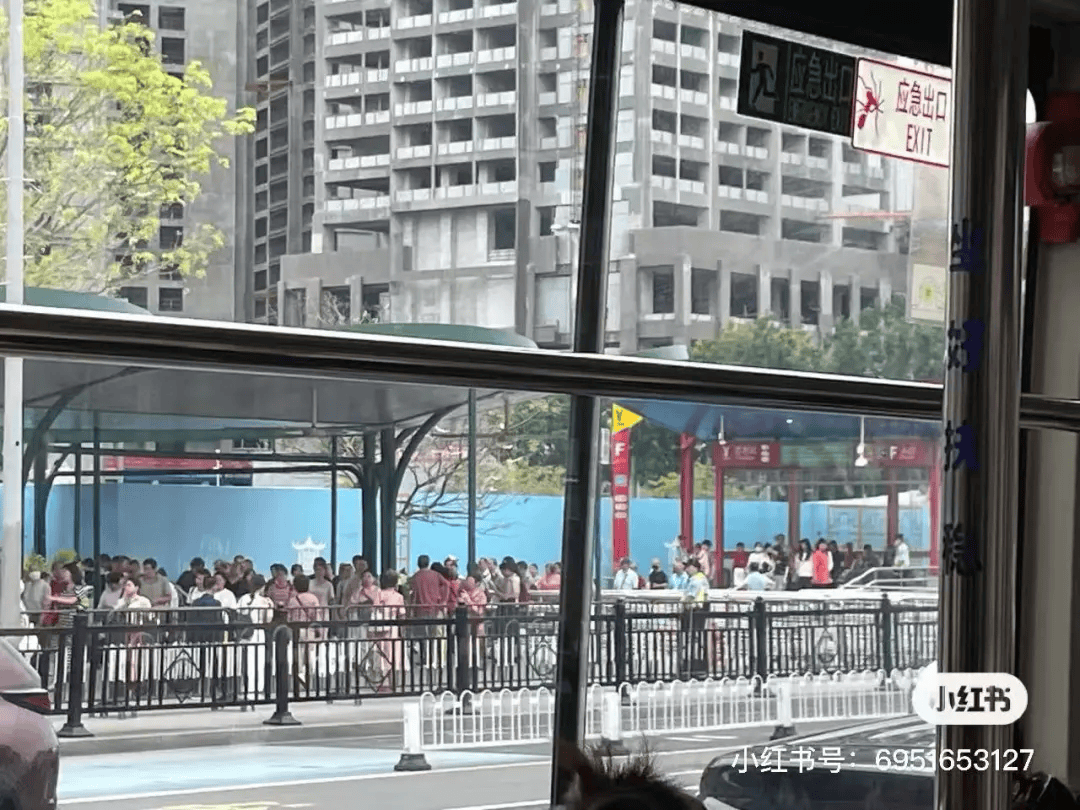 皇冠体育
_“感觉这两天全世界都来了”!广州白鹅潭万象城通知:出于公众安全考量皇冠体育
,取消10月1日至10月3日灯光秀活动,致以最诚挚歉意